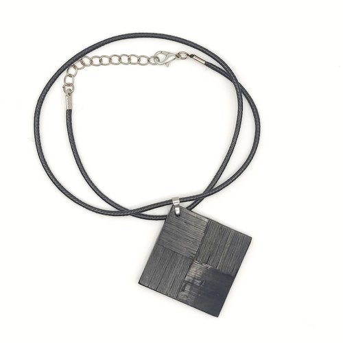 Collier avec pendentif en marqueterie de paille