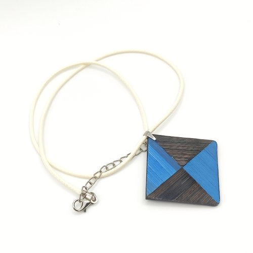 Collier avec pendentif en marqueterie de paille