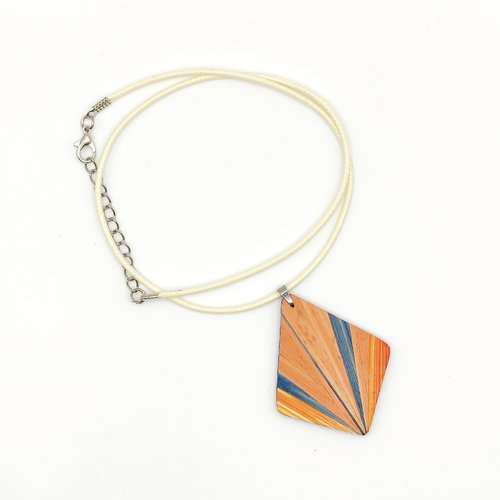 Collier artisanal avec le pendentif en bois et marqueterie de paille – pièce unique, fait main en france