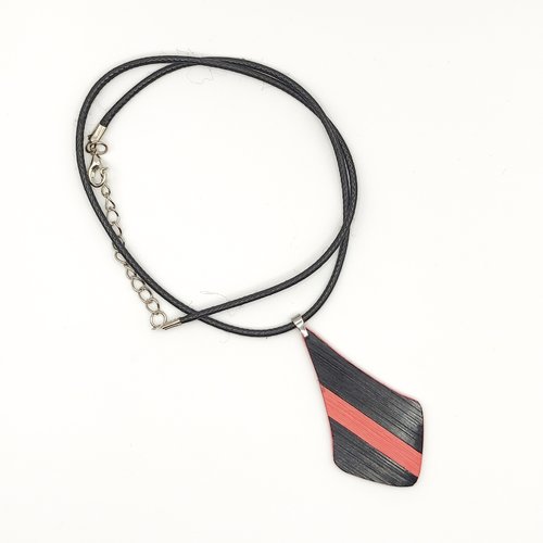 Collier avec pendentif en marqueterie de paille