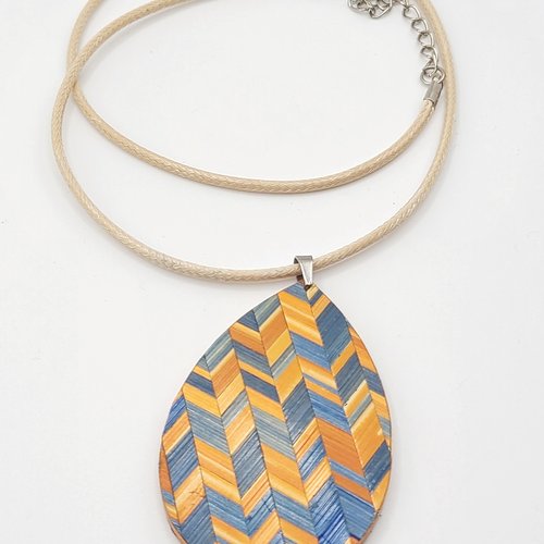 Collier avec pendentif en marqueterie de paille. orange et bleu