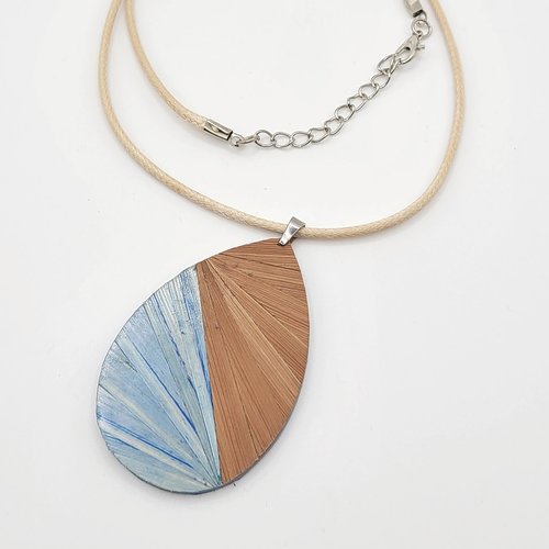 Collier avec pendentif en marqueterie de paille. orange et bleu