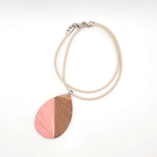 Collier avec pendentif en marqueterie de paille. orange et bleu