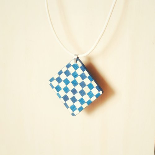 Collier avec pendentif en marqueterie de paille