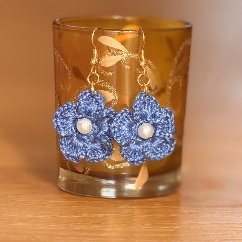 Boucles d'oreille bleue au crochet