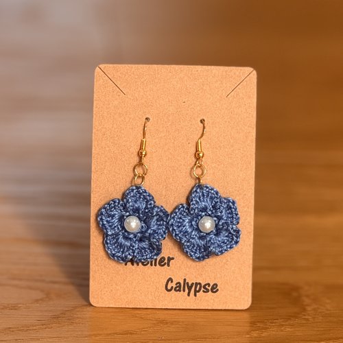 Boucles d'oreille bleue au crochet