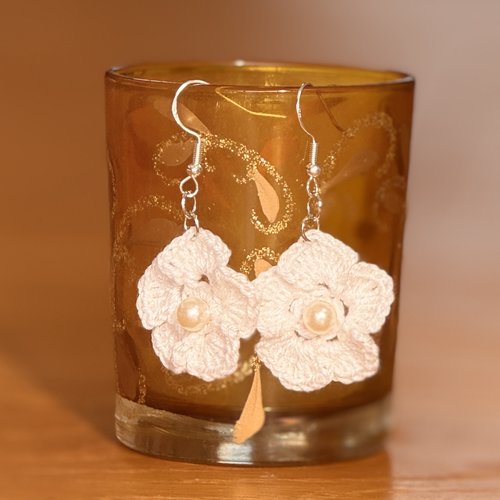 Jolie paire de boucles d'oreilles blanches au crochet