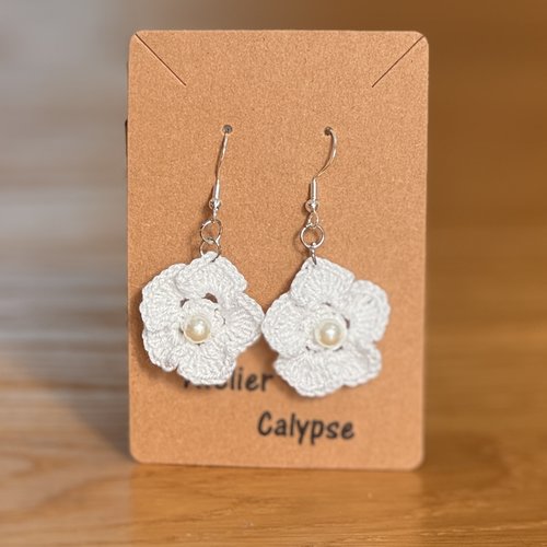 Jolie paire de boucles d'oreilles blanches au crochet