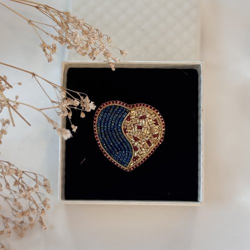 Broche précieuse en forme de coeur - perles et cannetille -