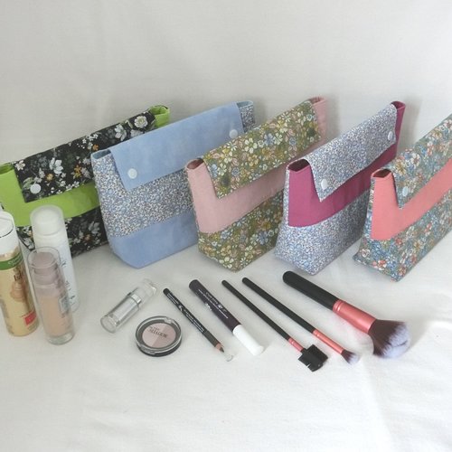 * pochette à rabat, rangement accessoires maquillage, tissu liberty eloïse ou fleuri, trousse de toilette, porte documents