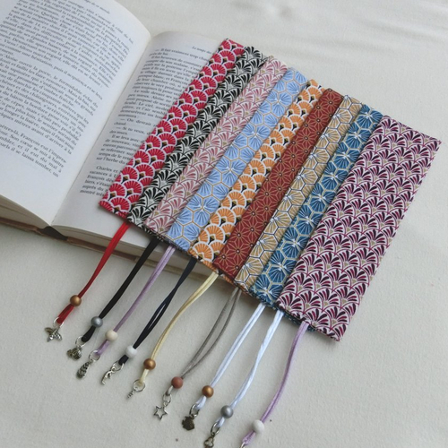 Marque pages avec breloque, tissu japonais, accessoire de lecture / signet pour livre de poche - broché / cahier / carnet, femme  fille