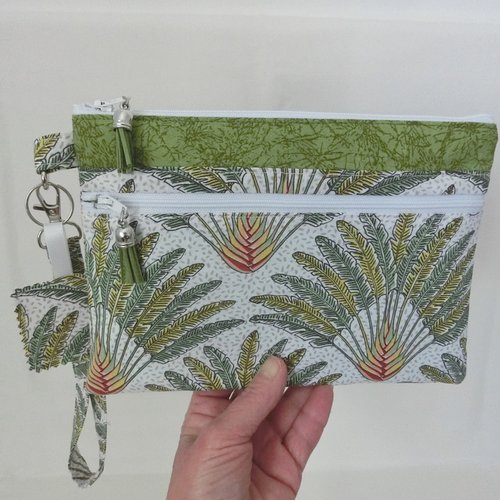 Pochette à main 2 poches zippées et dragonne, trousse à document, téléphone, tissu arbre du voyageur madagascar, sacoche femme