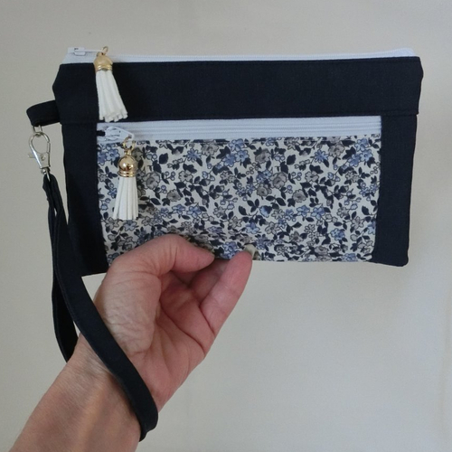 Pochette zippée à main et dragonne, rangement à document, cartes, porte monnaie, tissu jeans stretch et fleuri, trousse femme
