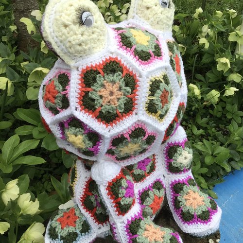 Modèle peluche grenouille au crochet ( style fleur africaine)