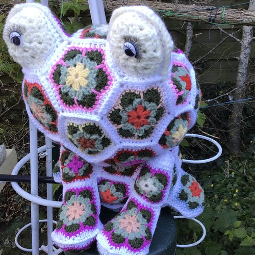 Modèle peluche grenouille au crochet ( style fleur africaine)