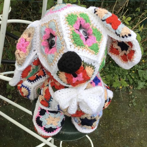 Modèle petit chien au crochet ( style petit fleur africaine)