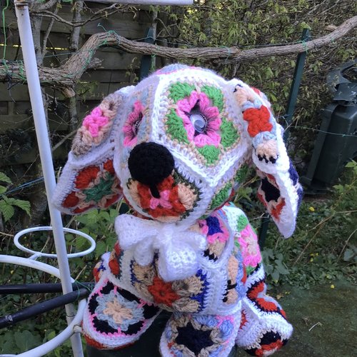 Modèle petit chien au crochet ( style  fleur africaine)