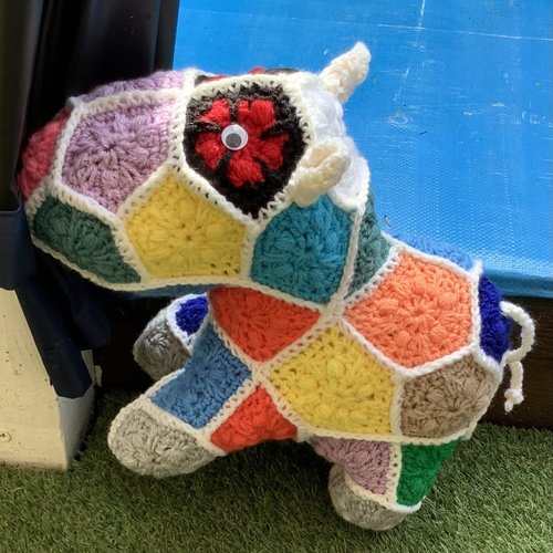 Format pdf. amigurumis.modèle peluche - hippopotame bébé , multicolore au crochet ( style petites fleurs africaines).