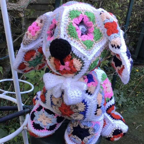 Modèle petit chien au crochet ( style  fleur africaine)