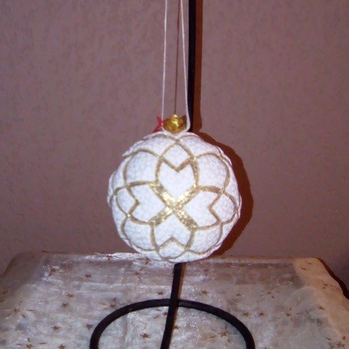 Boule précieuse de noël rosace coton patch blanc dessin blanc et lamé or 8 cm de diamètre fait main 