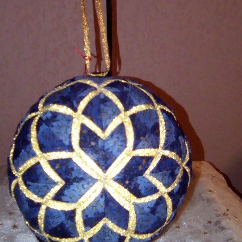 Boule précieuse de noël rosace coton patch bleu or et papier lamè or 13 cm diamètre  fait main 