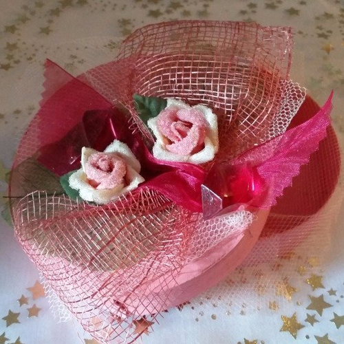 Boîte cadeau " rose " vide peinte et couvercle décoré fait main