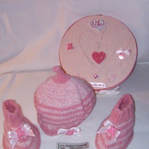 Bonnet et chaussons bébé rose tricoté main dans une belle boîte cadeau décorée unique fait main made in france