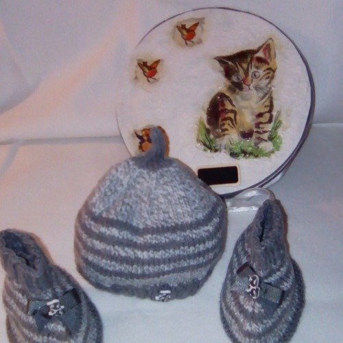Bonnet et chaussons bébé gris tricotés main dans une belle boîte cadeau décorée unique fait main made in france