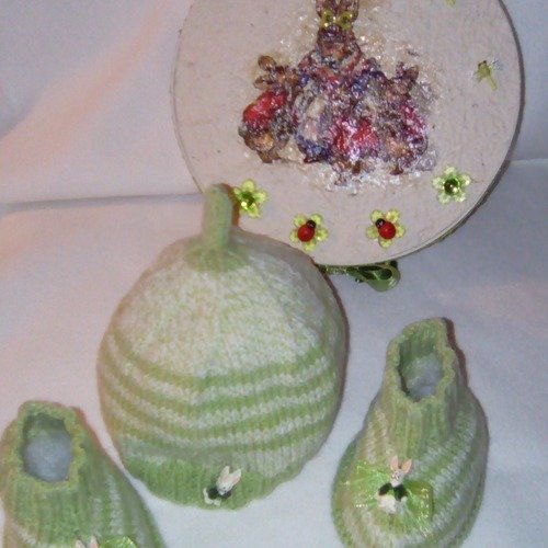 Bonnet et chaussons bébé vert tricotés main dans belle boîte cadeau unique fait main made in france