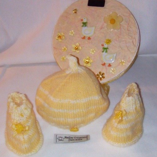 Bonnet et chaussons bébé jaune tricotés main dans belle boîte cadeau fait main made in france