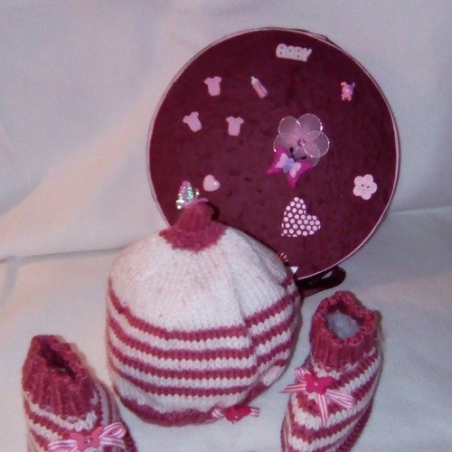 Bonnet et chaussons bébé rose foncé tricotés main dans une belle boîte cadeau fait main made in france