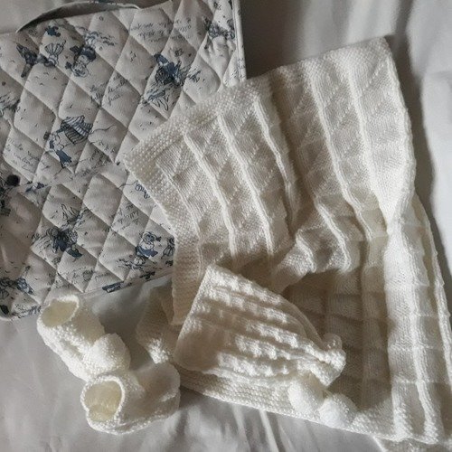 Couverture bonnet chaussons tricoté main blanc dans un cartable matelassé blanc et bleu entièrement fait main