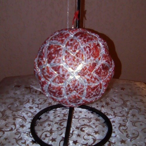 Boule précieuse de noël rosace coton patch gris dessin rouge orangé et lamé argent 9 cm de diamètre fait main 