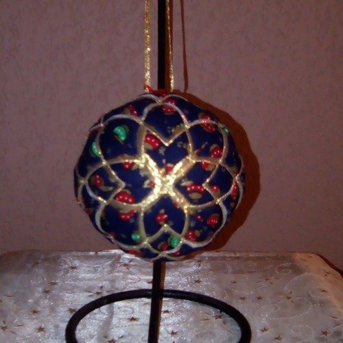 Boule précieuse de noël rosace coton patch bleu marine dessin boule de noël rouge vert et lamé or 9 cm de diamètre fait main 
