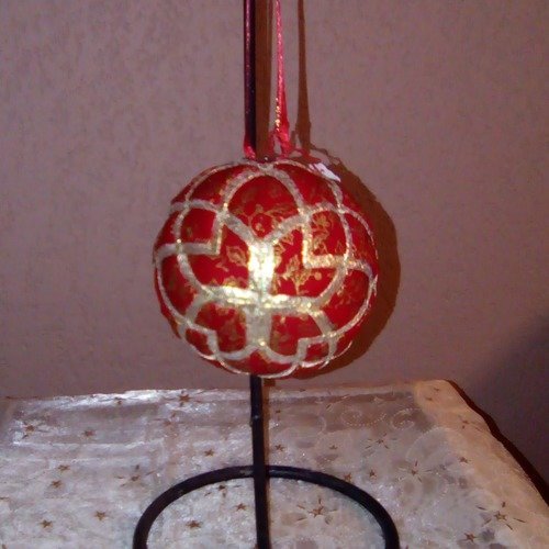 Boule précieuse de noël rosace en coton patch rouge dessin or et lamé or 8 cm de diamètre fait main 