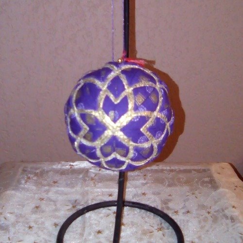 Boule précieuse de noël rosace en coton patch violet dessin or et lamé or 8 cm de diamètre fait main 