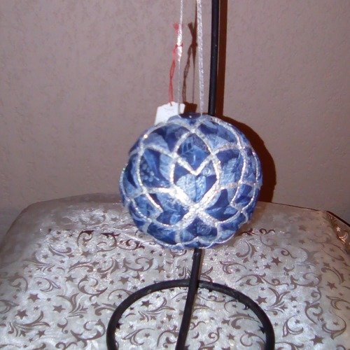 Boule précieuse de noël rosace en coton patch bleu marine dessin argent et lamé argent 8 cm de diamètre fait main 