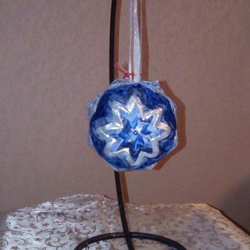 Boule précieuse de noël étoile 9 tissus différents bleu et argent 8 cm de diamétre fait main 