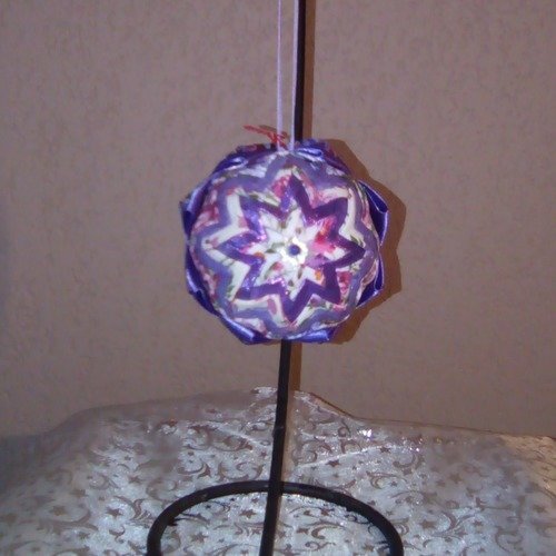 Boule précieuse de noël étoile 9 tissus différents violet et rose 8 cm de diamétre fait main 