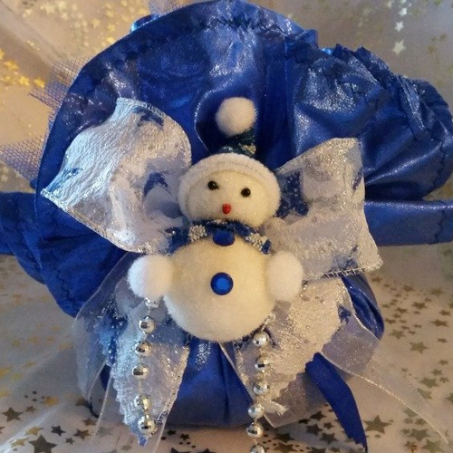 Pochon senteur douce précieux  " bonhomme neige blanc " lamé bleu décor blanc argent pièce unique fait main