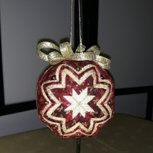 Boule de noël " etoile de noël " coton patch rouge et or et papier plastique lamé or 9 cm de diamètre fait main