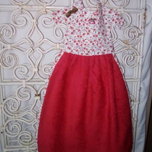 Essuie mains déco robe en  éponge coton rouge et haut et biais en  coton patch fait main 