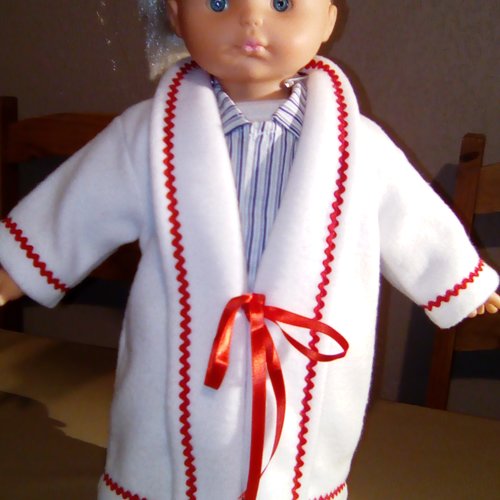 Vêtement de poupée 45 à 50 cm robe de chambre en polaire blanc galon serpentine rouge fait main