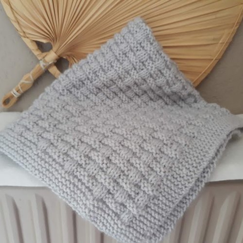 Couverture bébé "grise" douce et moelleuse grise tricotée main avec laine spéciale bb oeko-tex fait main