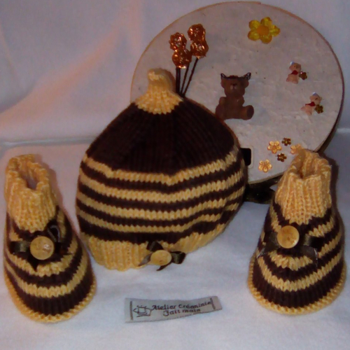 Bonnet et chaussons bébé marron jaune tricotés main dans une belle boîte cadeau fait main made in france