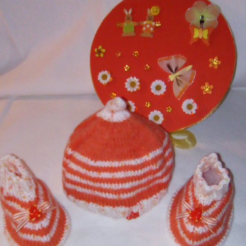 Bonnet et chaussons bébé tricotés main écru moucheté dans une belle boîte cadeau fait main made in france