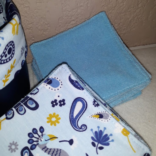 20 lingettes lavables "paon bleu"  en éponge fine mono coton spéciale de 10x10 cm et sa panière en simili cuir fait main