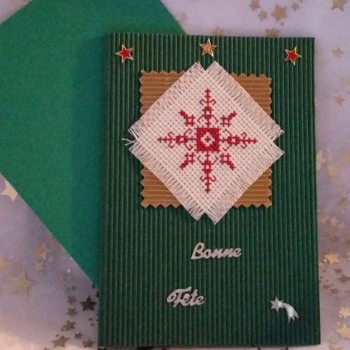 Carte de voeux carnet ondulé vert  "  étoile rouge  " brodé main point de croix et enveloppe fait main
