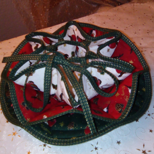 Corbeille à pain en tissus patch "petits oiseaux de noël "  rouge vert blanc or fait main pièce unique