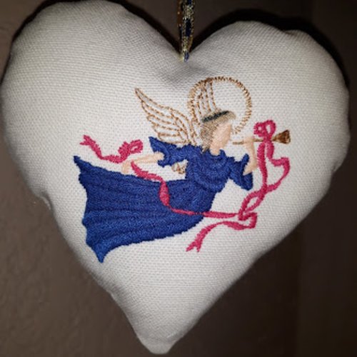 Coeur a suspendre brodé  "ange bleu " en coton écru 13 x 13 cm dos  coton spécial patch  ange fait main